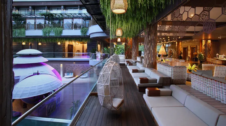 The Crystal Luxury Bay Resort Nusa Dua 食事・レストラン