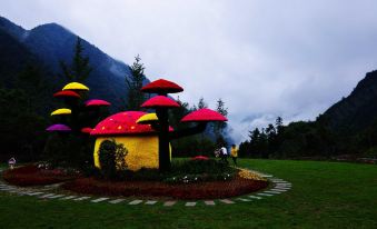 Yunlu Tent Courtyard Hotel