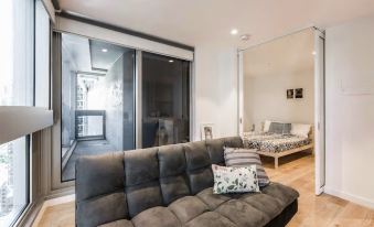 1Br Apt *Door Step to Southern Cross Station*