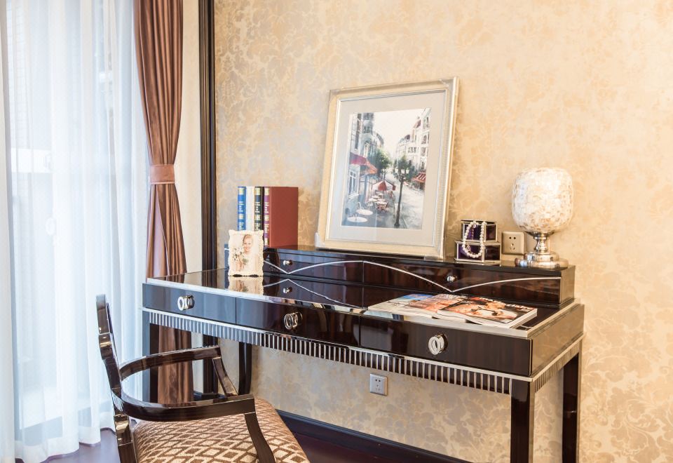 行政大床房（乳胶床垫+阳台+晾衣杆+小冰箱）