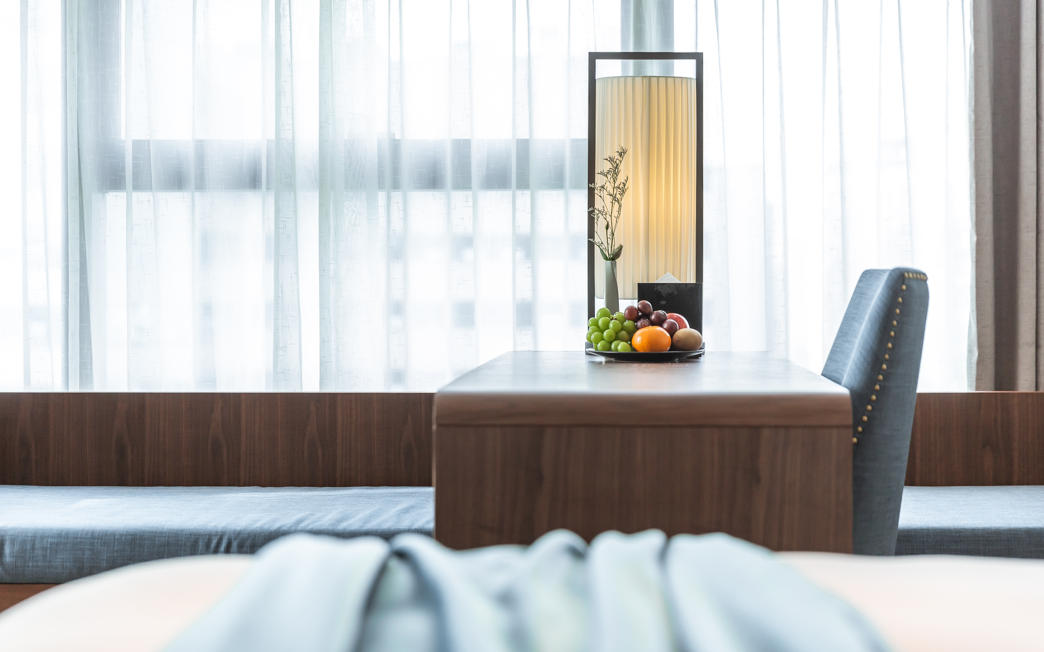 行政大床房+十足空间感+移动式书桌+全景玻璃视野