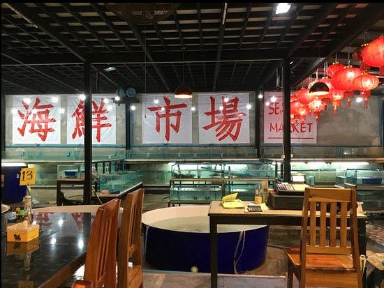 푸켓 시리조트 바이 벤야의 수영장과 객실