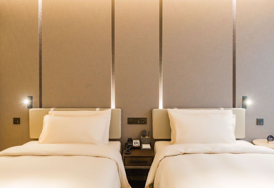 Superior twin bedroom