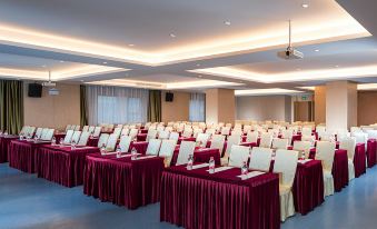 There is a large ballroom with tables and chairs set up for an event at Kaili Yade Hotel(Dongguan Huangjiang Jinyi Branch)