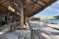 Beach Club by Haadtien