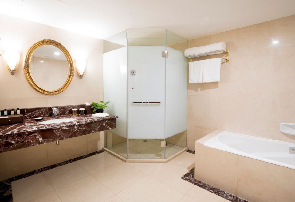 Pine City Hotel ShanghaiExecutive Suite with view, King