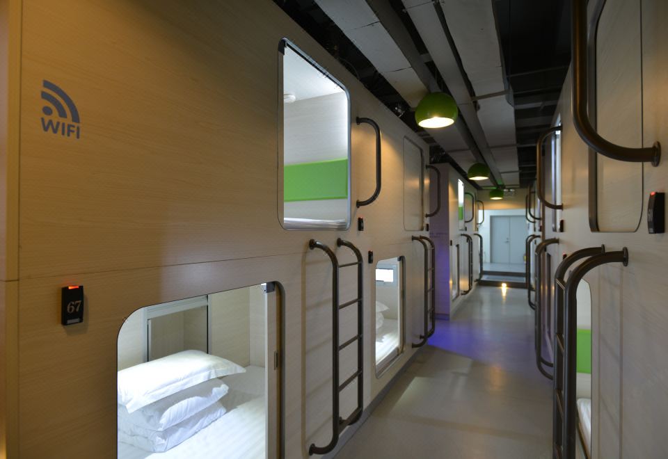 A bunk bed is available in a dormitory room at a hotel in London called Kampong London Paddington at Qiyou Capsule Youth Hostel