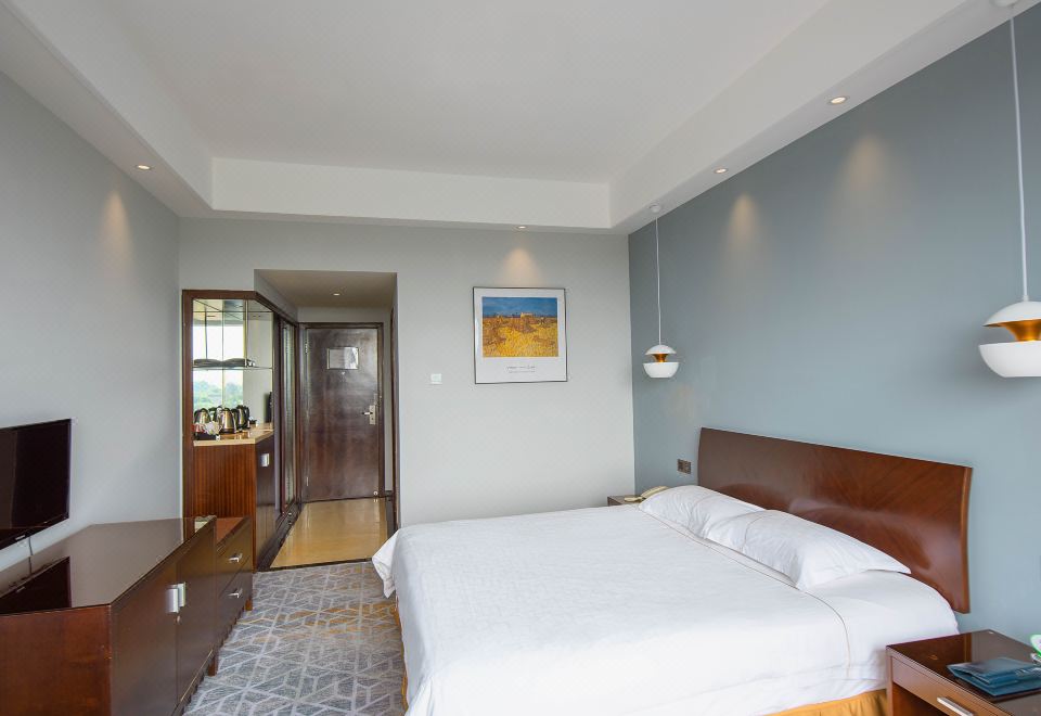 雅致湖景大床房