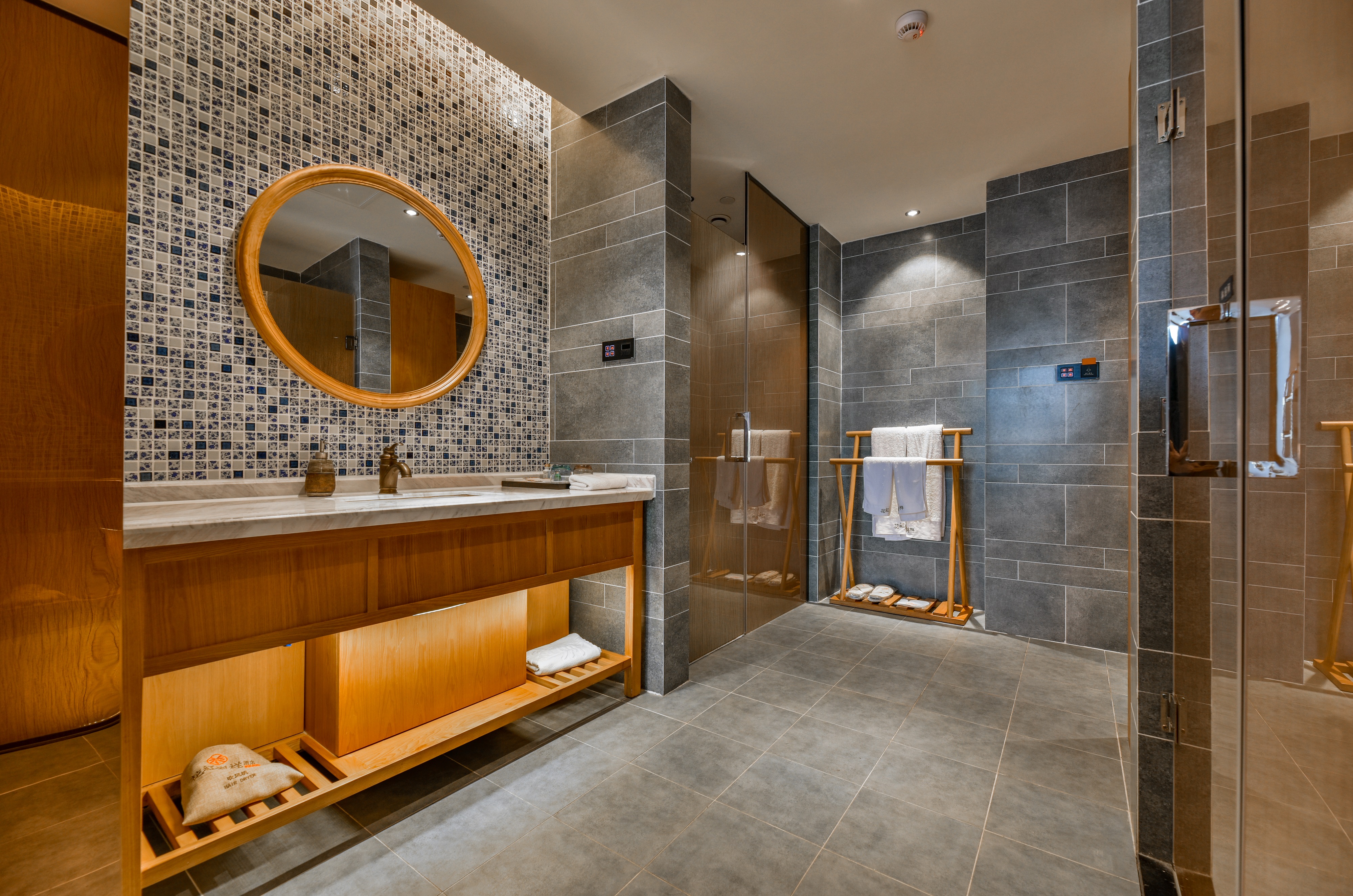 江景大床房-浴缸-徕芬吹风机-全景落地窗