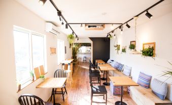 Iza Enoshima Guest House and Bar