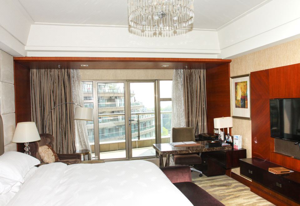 行政湖景大床房