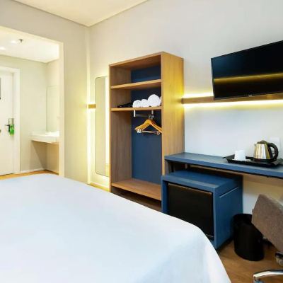 Accessible Queen Room with Roll In Shower 瓜魯由斯機場希爾頓歡朋酒店優惠