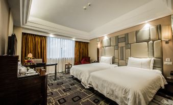 On one side, there is a bedroom with two large beds and a table in the middle at Jinghu Hotel