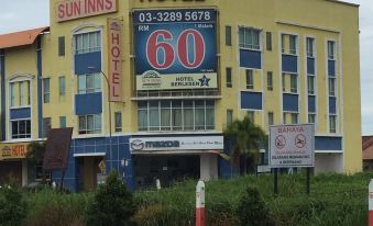 "a large hotel building with a sign that reads "" hotel "" prominently displayed on the front" at Sun Inns Hotel Kuala Selangor