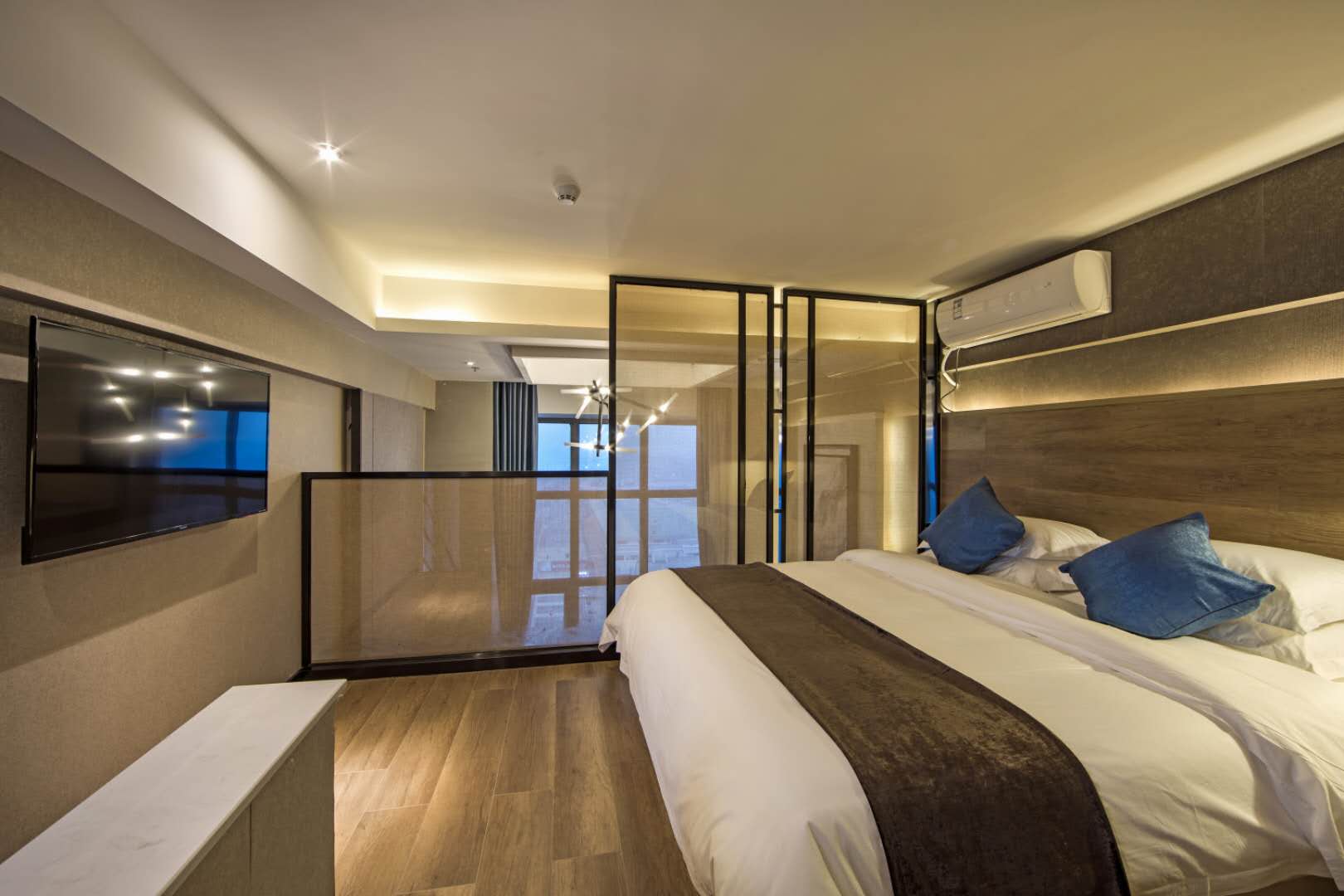 尊享复式loft套房（高空落地城景+独立会客厅）