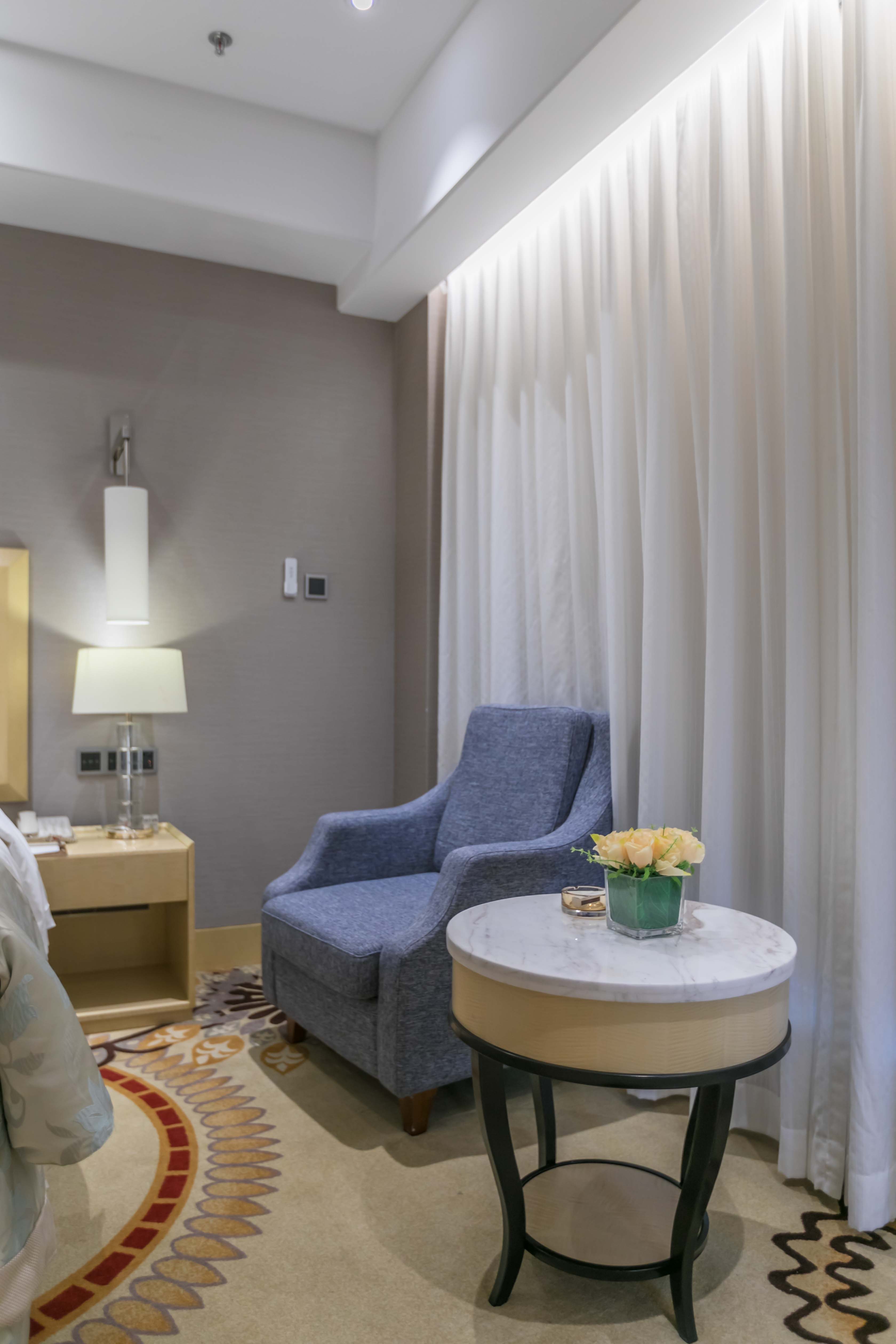 舒雅·城景大床房（休闲沙发+办公桌）