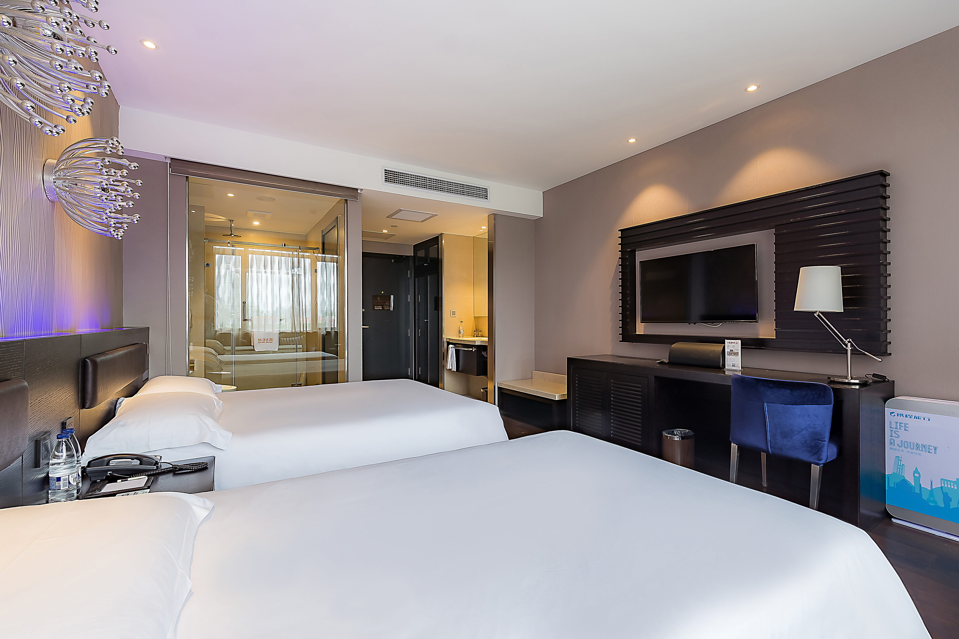 家庭房（电视投屏+小冰箱）