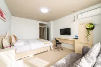 Dalian Aojia Business Boutique