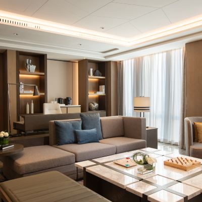 高級套間丨獨立會客廳和衣帽間+180°盡覽曲江CBD夜景 西安萬麗酒店優惠