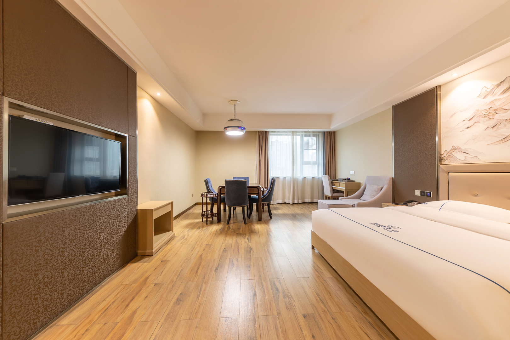 休閑棋牌大床房丨大空間+排煙燈