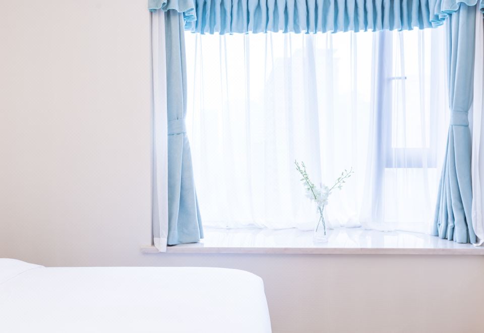 豪华四人双卧套房（乳胶床垫+阳台+晾衣杆+小冰箱）