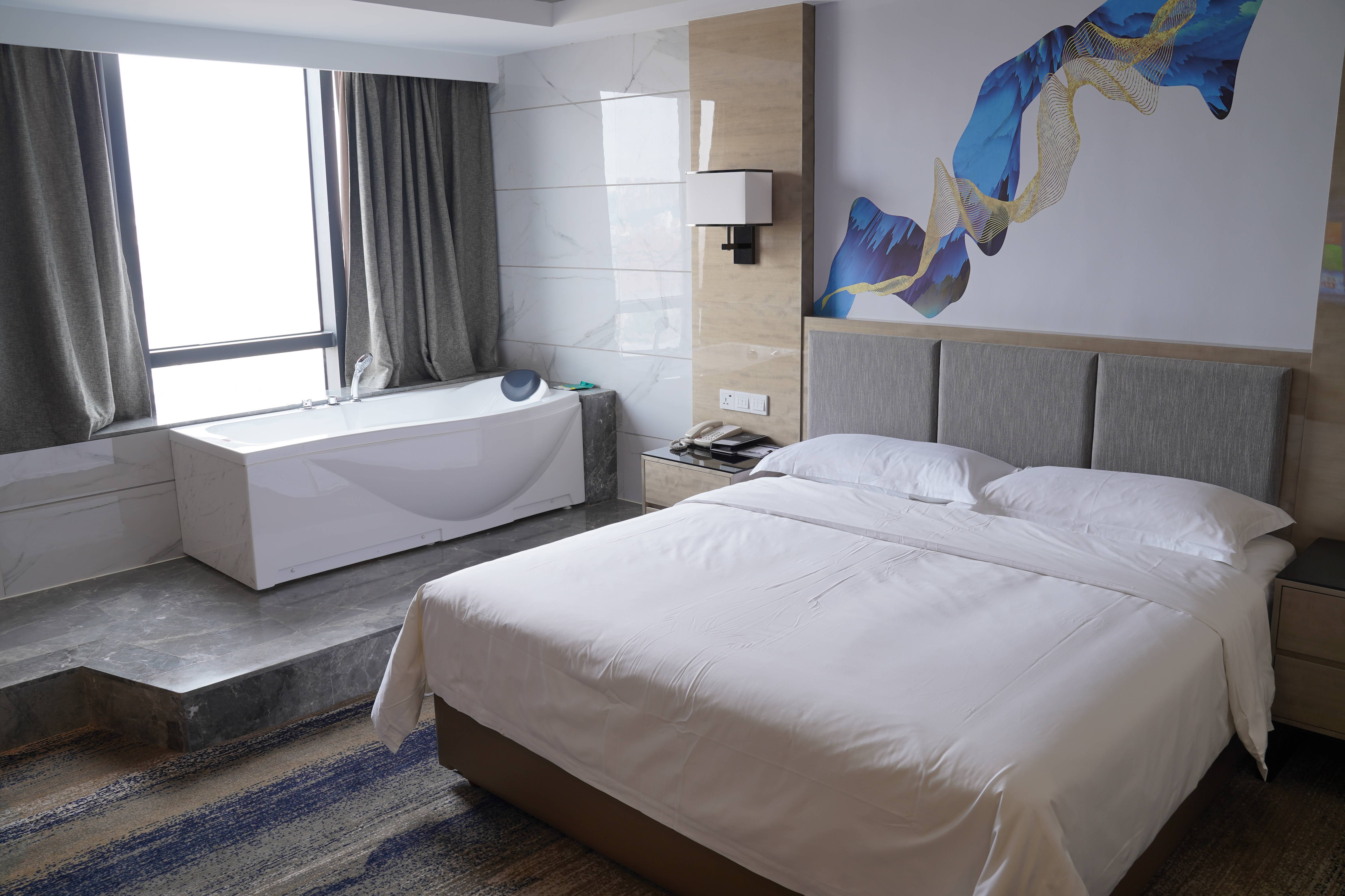 临窗浴缸大床房（悦享空间+观景浴缸+锦江夜景）