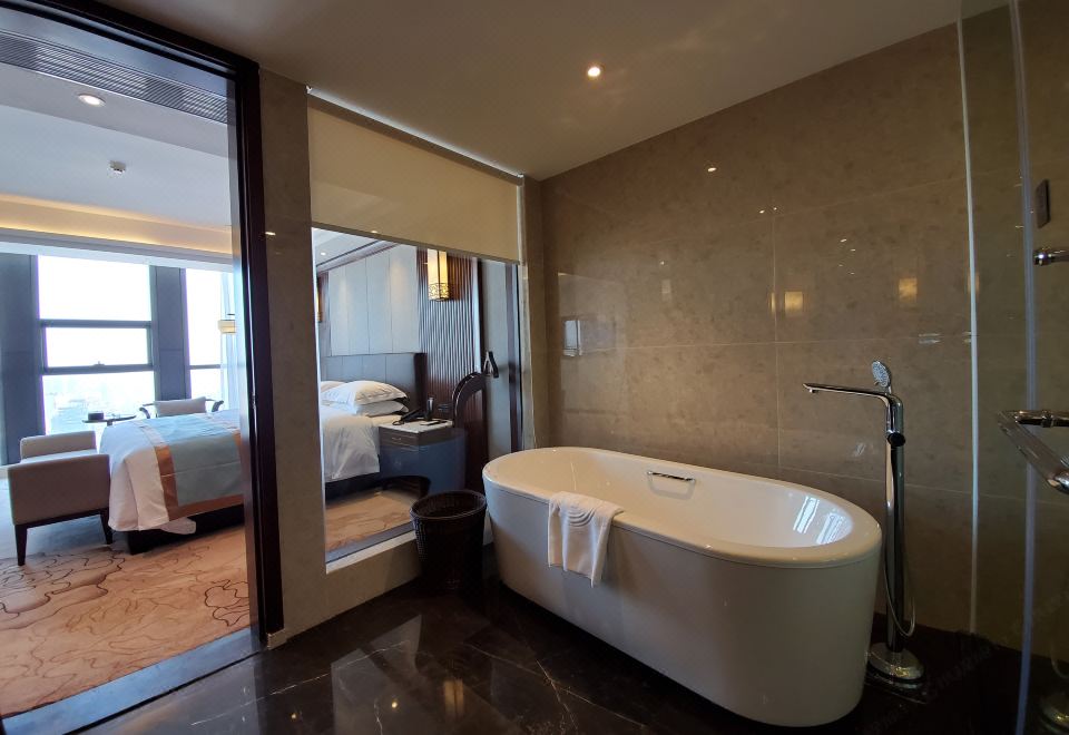 行政湖景大床房+浴缸+俯瞰白石湖夜景