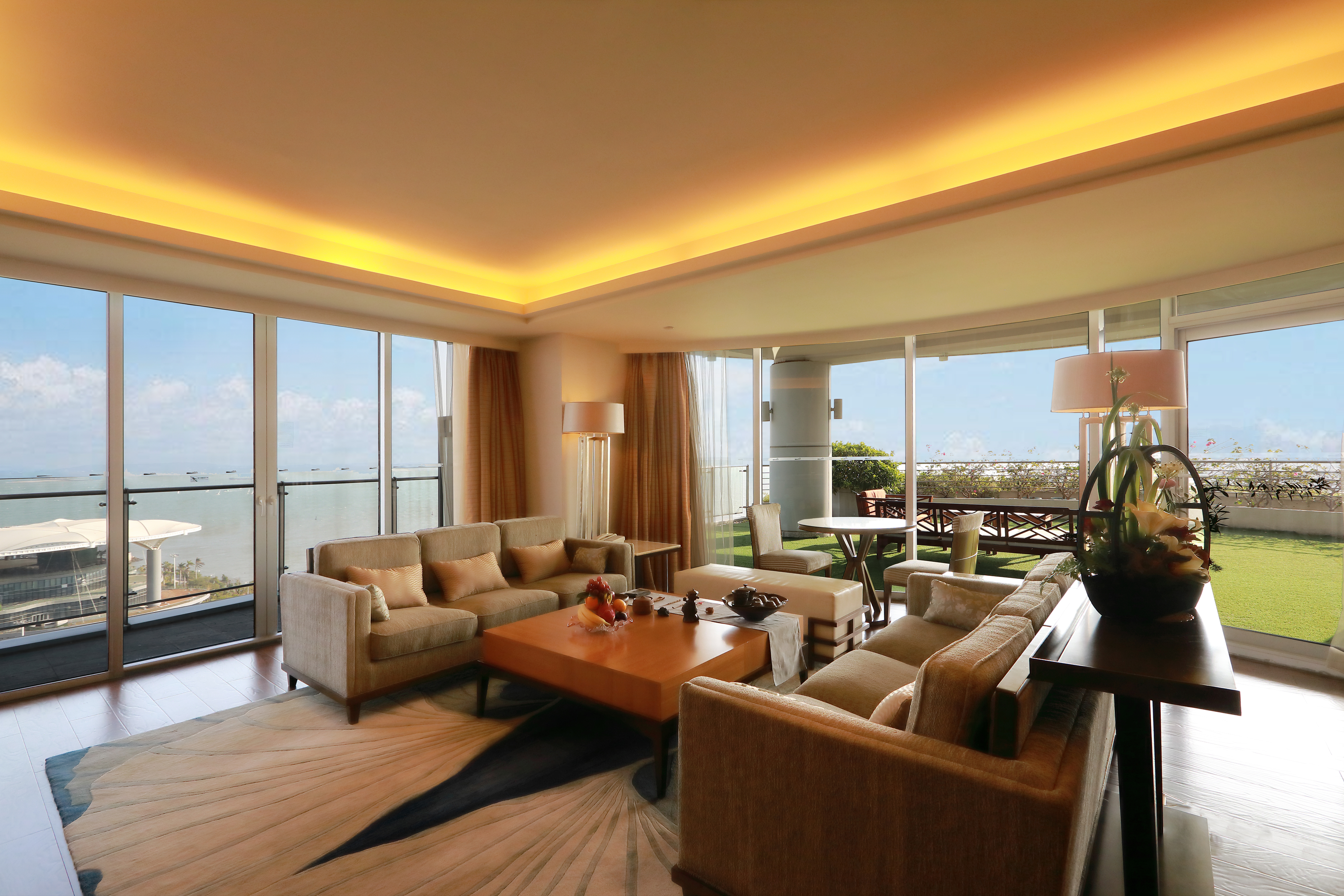 总裁贵宾套房（180°海景，带阳台）