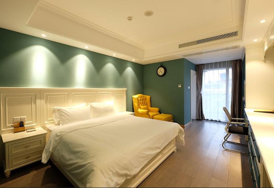 高级大床房（乳胶床垫+阳台+晾衣杆+小冰箱）