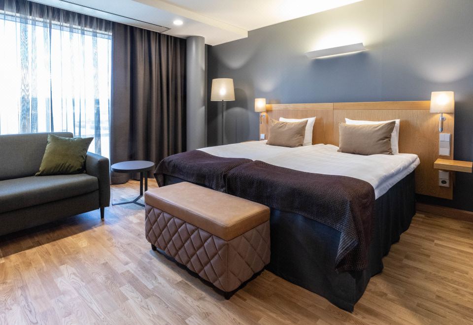 高级特大床间带梳化床