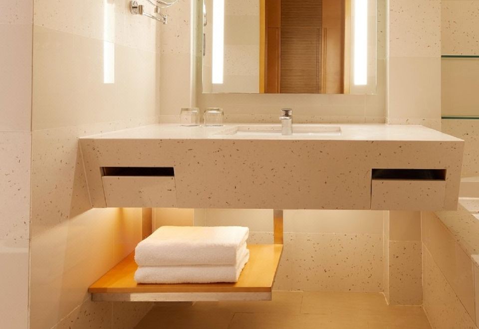 Four Points By Sheraton Shenzhou PeninsulaDeluxe Queen Room