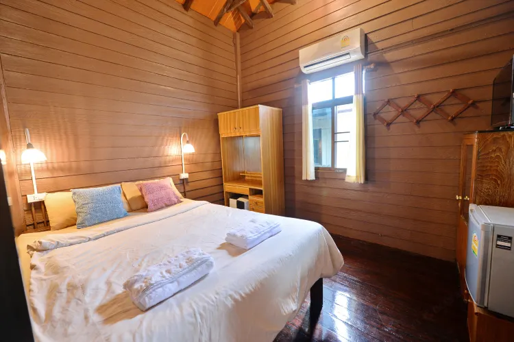 Queen Room with Air Conditioning and Shared Bathroom