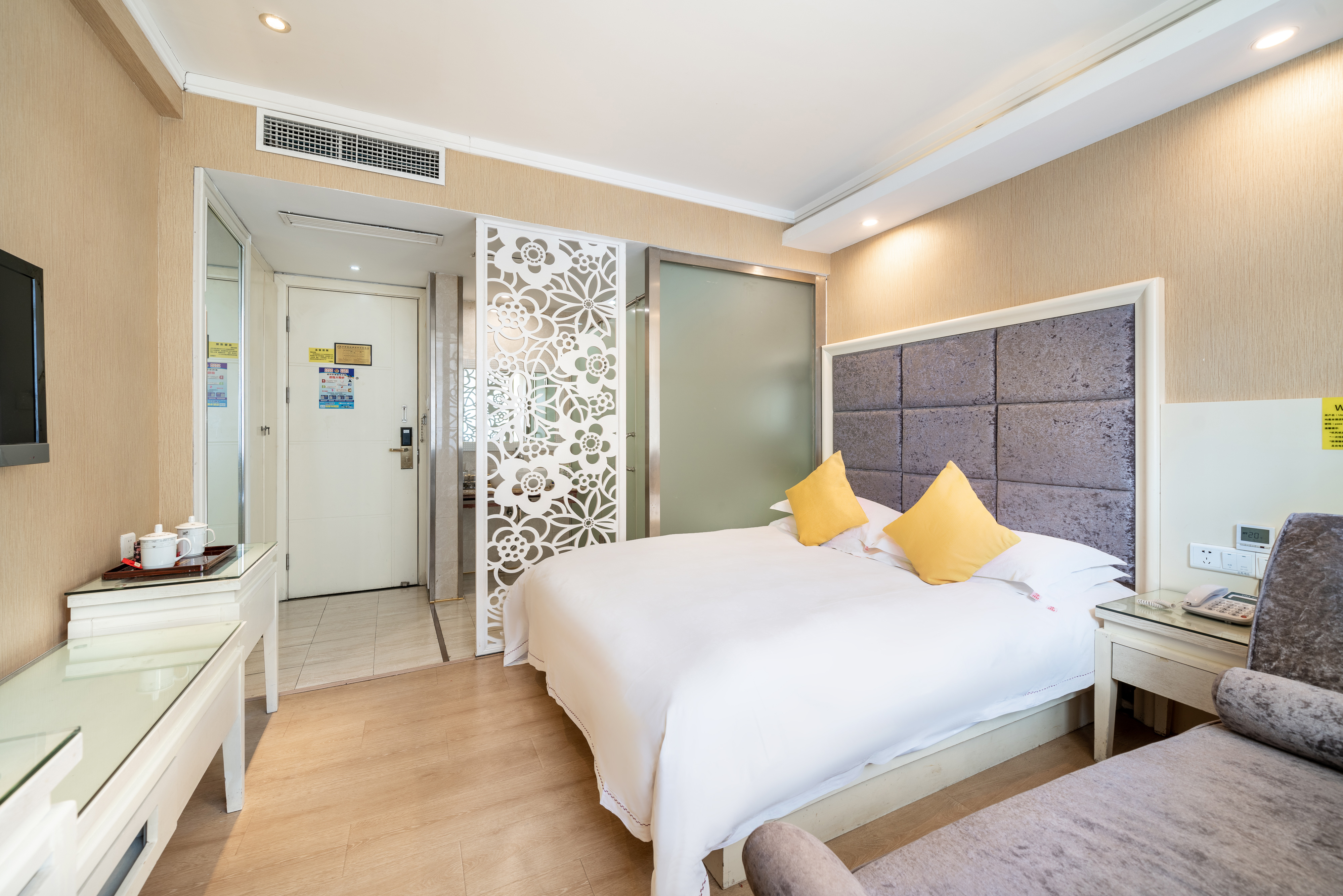 Wanzi Hotel精緻大床房【零壓助眠床墊+通透採光】