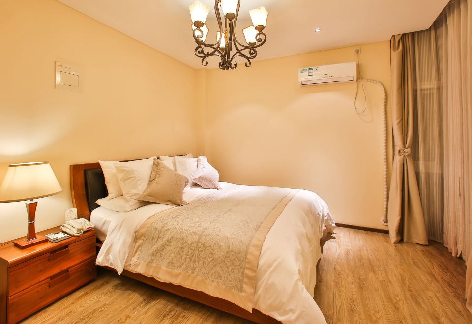 Tianjin Eagleland International HotelFamily Apartment Duplex - 4-Room, 4-Bedroom (1 Living Room, Living Room)