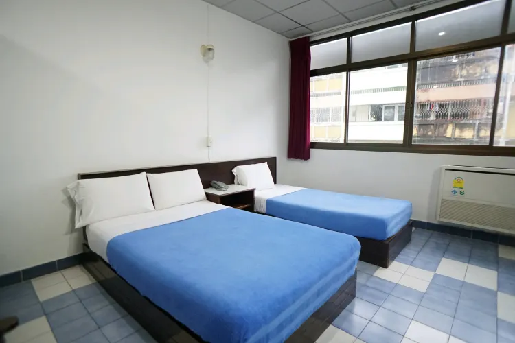 ห้องมาตรฐานเตียงแฝดพร้อมเครื่องปรับอากาศ