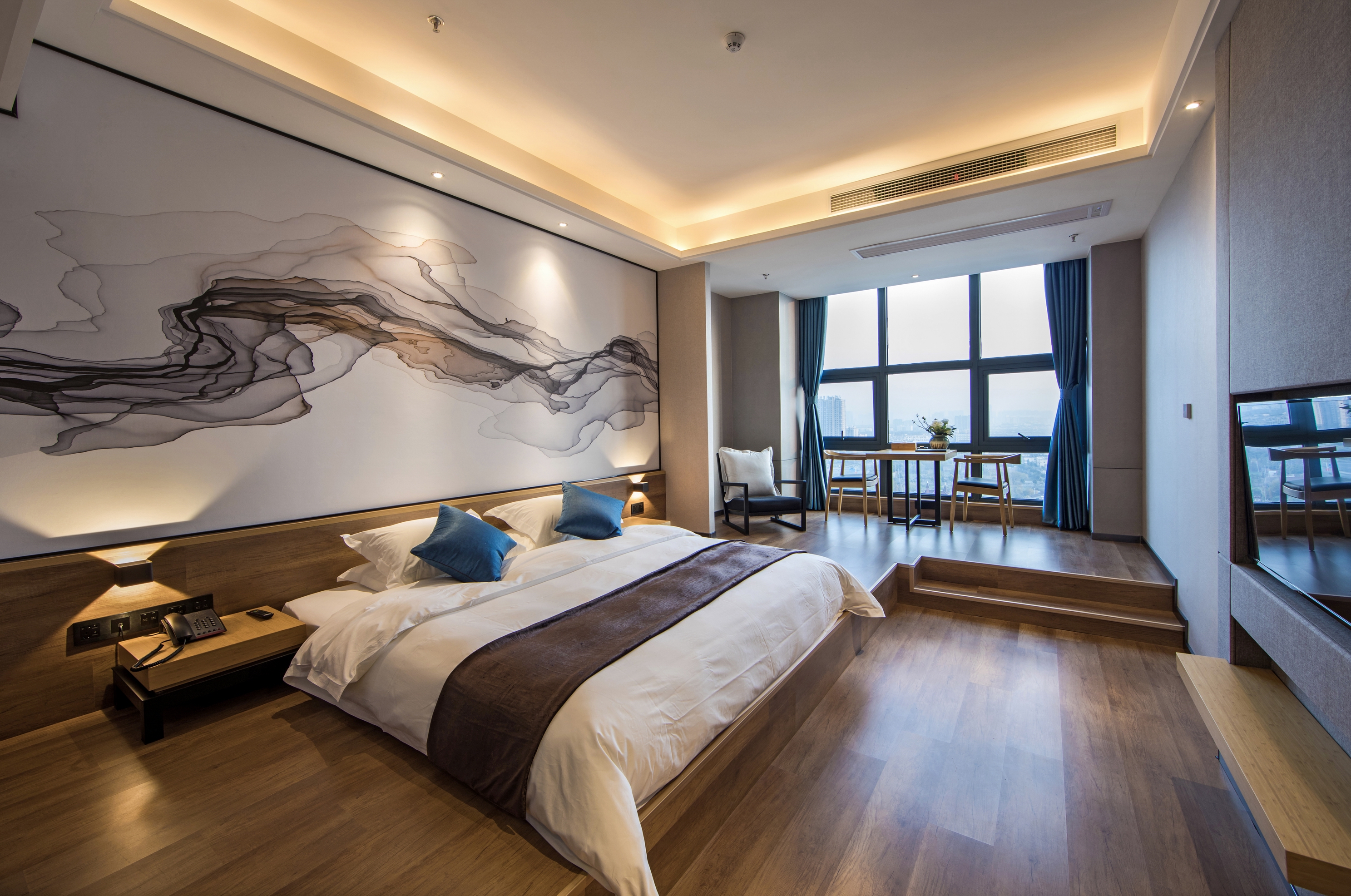 悦享榻榻米房（高空落地城景+情侣大床）