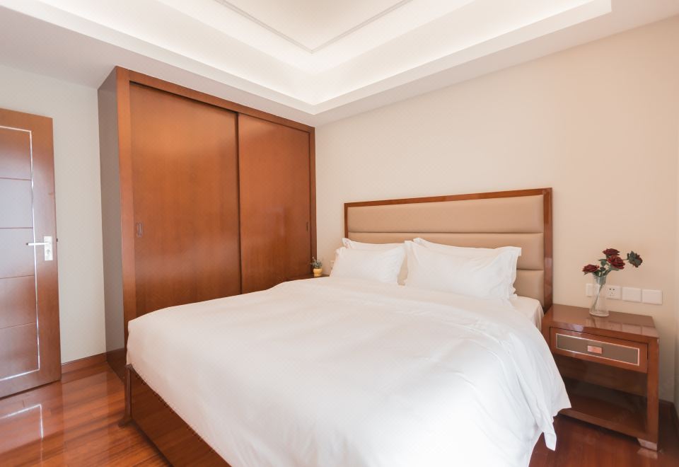 豪华四人双卧套房（乳胶床垫+阳台+晾衣杆+小冰箱）