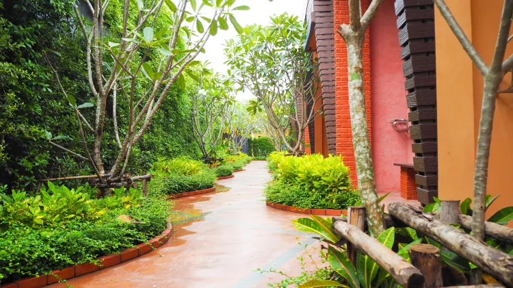 ห้องดีลักซ์ เตียงใหญ่ พร้อมทางลงสระว่ายน้ำ