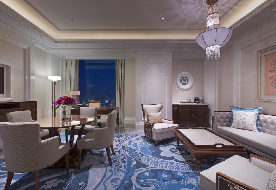 尊贵套房「沉浸式云端沐浴-俯瞰城市霓虹」