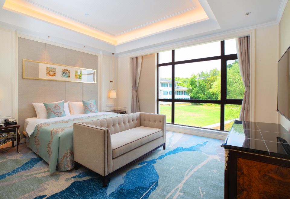 The Purple Palace NanjingZhongshan Building Deluxe Lake-View Suite - Panoramic Lake And Mountain View