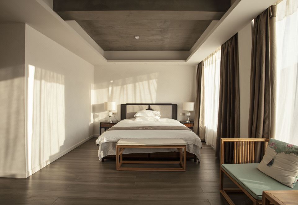 Yun Qi Light Luxury Double Bed Room