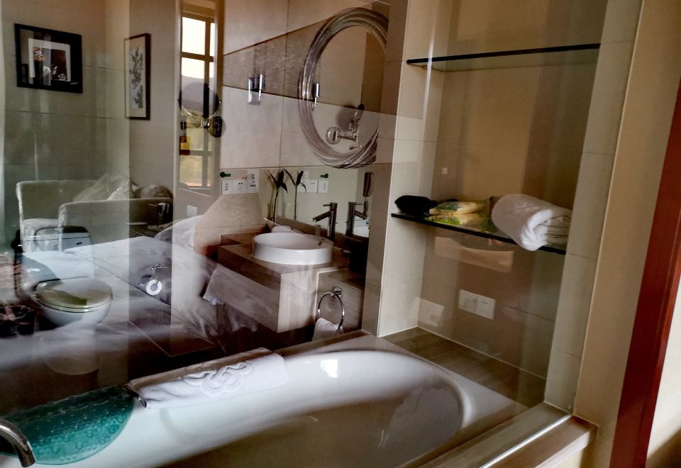 Yixing Bamboos International Conference CenterMountain View King Room--Overlooking Thousands Of Acres Of Verdant Bamboo, Enjoy A Leisurely And Carefree Experience.