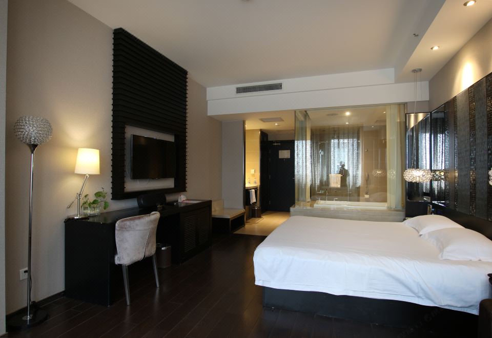 商務大床房（小冰箱+保險柜）