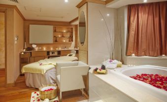 There is a spacious bathroom with a bed and bathtub in the center, adjacent to another room with a shower and toilet at Holiday Inn Macau