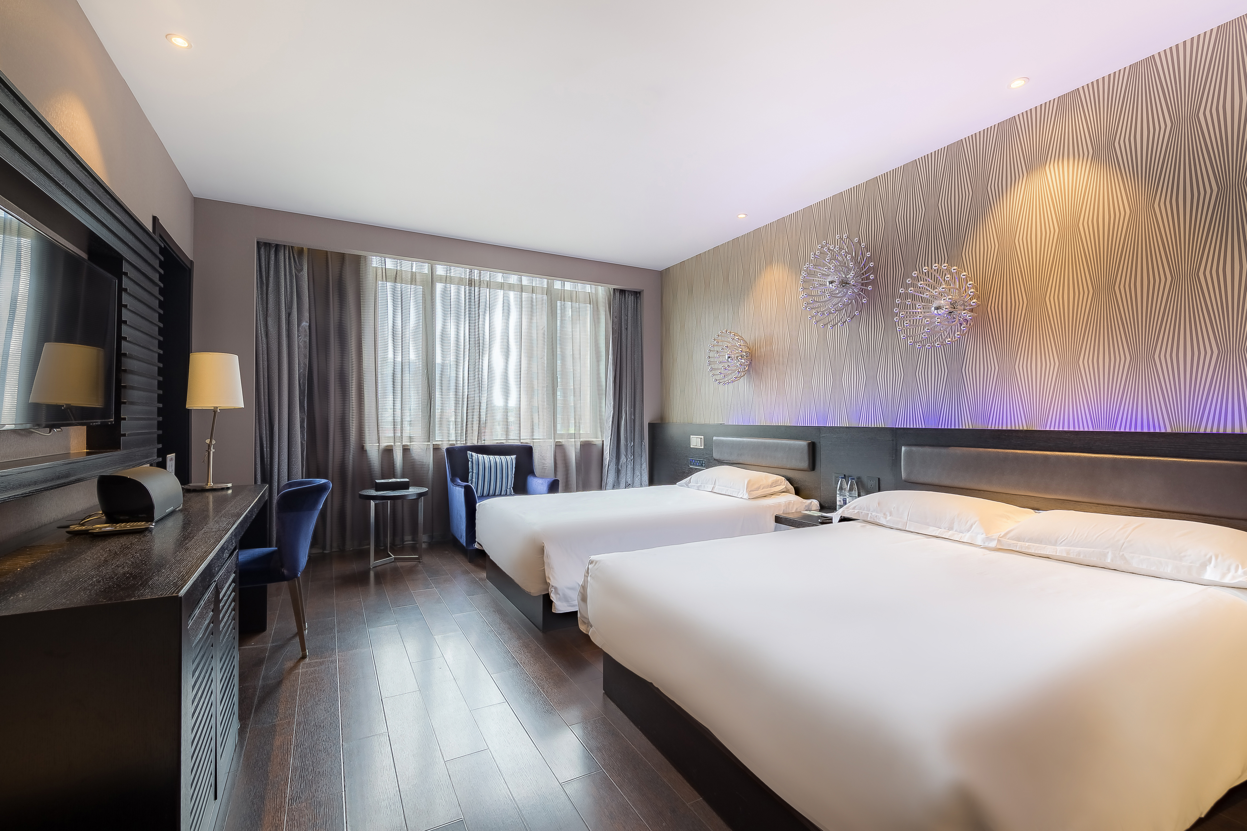 家庭房（电视投屏+小冰箱）