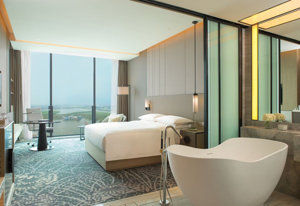 Renaissance Suzhou Wujiang HotelDeluxe Lake-view Queen Room