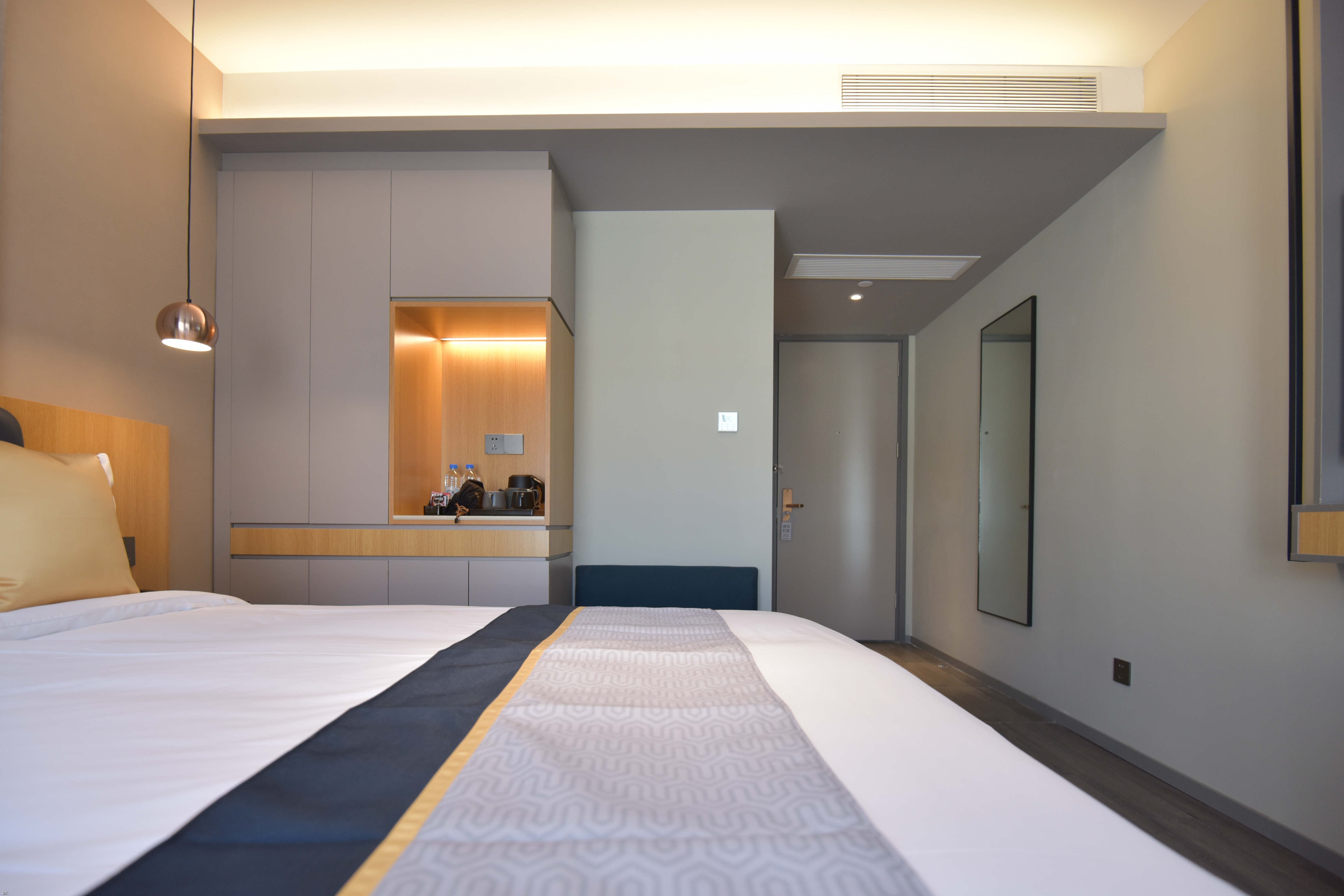 商務大床房-舒適床品-手機投屏