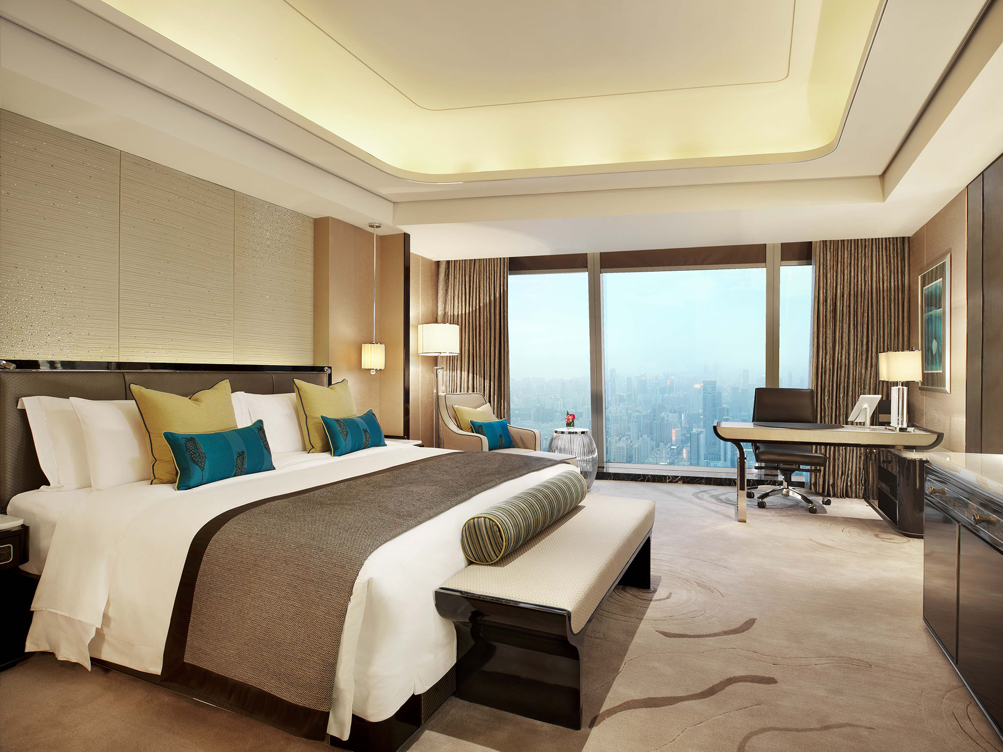 The St. Regis Shenzhen尊贵豪华城景大床房 ?纵览繁华都市的日夜叠影?