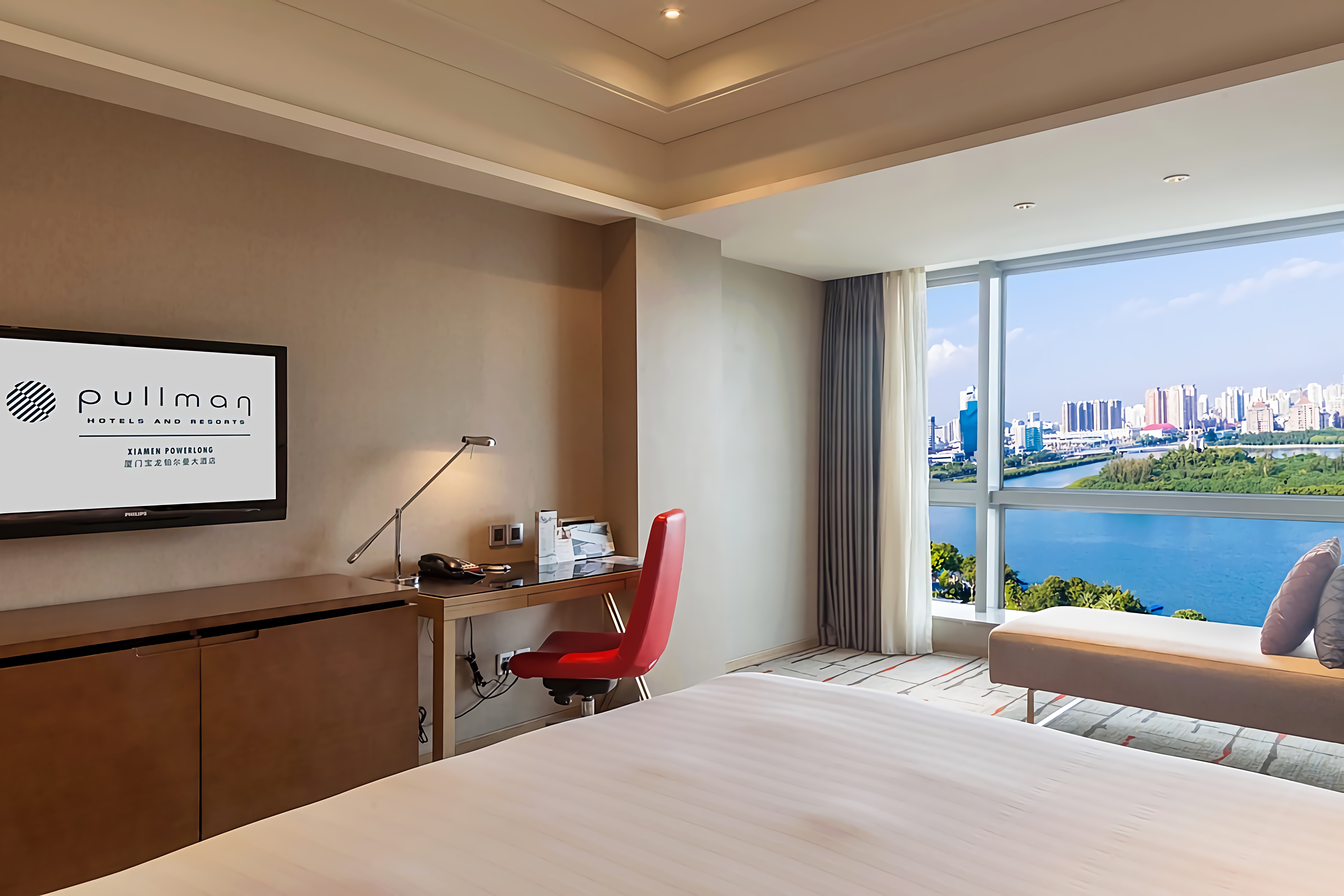 高级湖景大床房