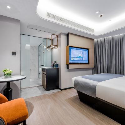 高級大床房（電視投屏） 和頤至尚飯店（上海虹橋古北路伊犁路地鐵站店）優惠